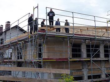 Zimmerermeister Rainer Spindler aus Stadtsteinach hielt den Richtspruch auf dem Baugerüst des Erweiterungsbaus der Kindertagesstätte Ludwigschorgast.  Foto: Klaus-Peter Wulf