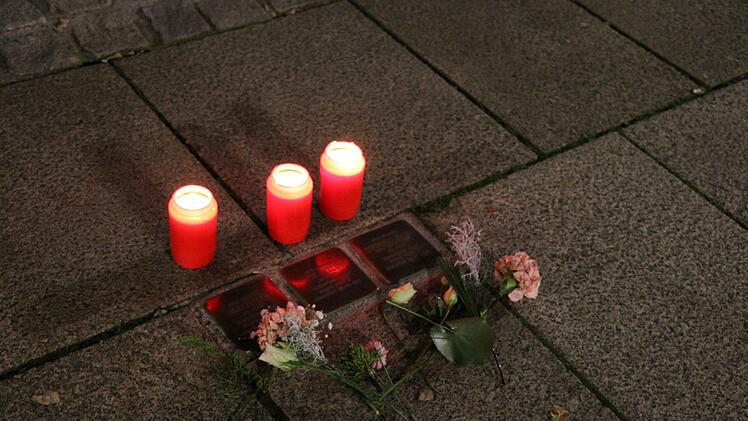 Schüler des Gymnasiums entzündeten Kerzen an den Stolpersteinen. Foto: Ulrike Müller