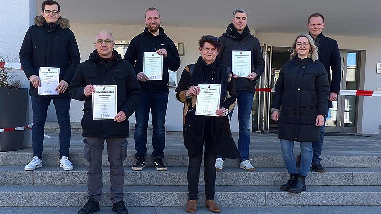 Die Paten der Gewinnerprojekte (von links) Lukas Göbel (Beachvolleyballfeld Ebenhausen), Martin Greubel (für Irmgard Seufert Rottershausen: Spielplatz), Christopher Kuhn (Sternenkino, Eltingshausen), Ute Rippl (Hundekotbeutel, Eltingshausen) und Hubert Kuhn (Bühnenüberdachung, Oerlenbach) bekamen die Urkunden von Organisatorin Vanessa Parente und Bürgermeister Nico Rogge überreicht.