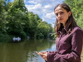 Theresia (23) wurde ein Opfer digitaler Gewalt.