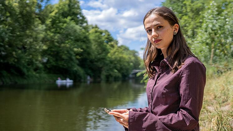 Theresia (23) wurde ein Opfer digitaler Gewalt.