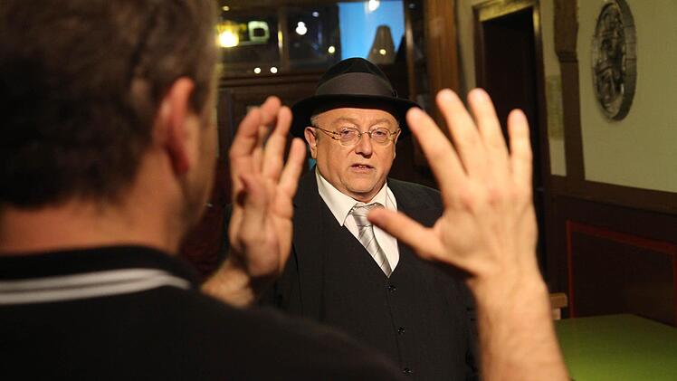 Konzentriert bei der Stellprobe für die nächste Szene: Karl Heilmann. Foto: Michael Gründel