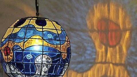 Lampendesign von Gila Dressel (Vero Vetro) in der Ausstellung des Coburger Designforums Oberfranken am Schillerplatz.