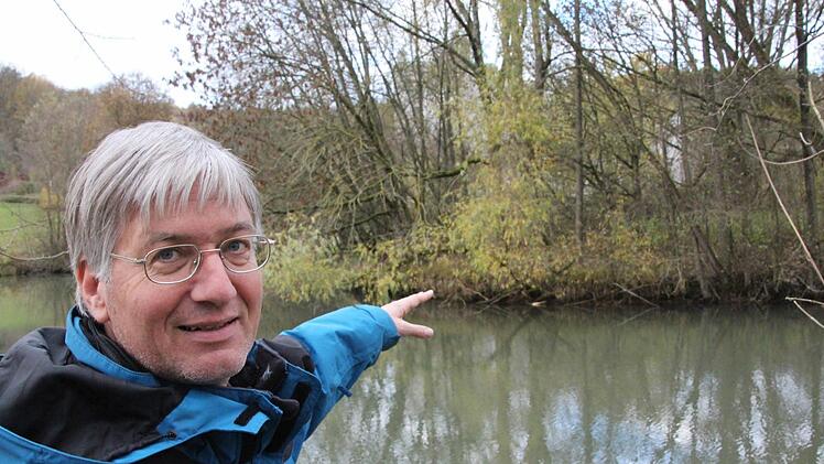 Werner Pilz weist hinüber zur Insel, in deren Uferbereich er den Biberbau vermutet. Foto: Simone Bastian