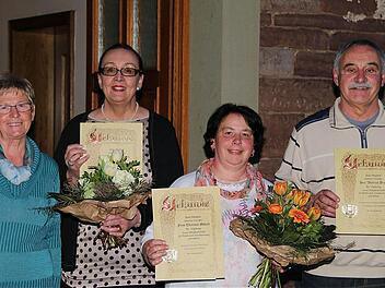 Treue Mitglieder des Gesangvereins "Frohsinn": Vorsitzende Gertrud Veth gratulierte Evelyn Brux, Therese Mützel und Winfried Brux (von links). Foto: Gerd Schaar