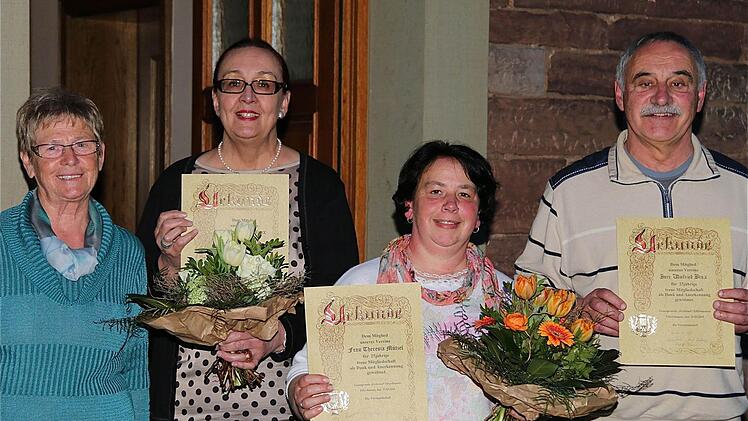 Treue Mitglieder des Gesangvereins "Frohsinn": Vorsitzende Gertrud Veth gratulierte Evelyn Brux, Therese Mützel und Winfried Brux (von links). Foto: Gerd Schaar