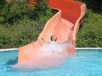 Lena Löffler zündet auf der Rutsche im Crana Mare den Turbo. Foto: Marco Meißner