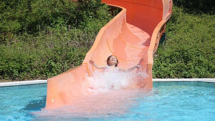 Lena Löffler zündet auf der Rutsche im Crana Mare den Turbo. Foto: Marco Meißner