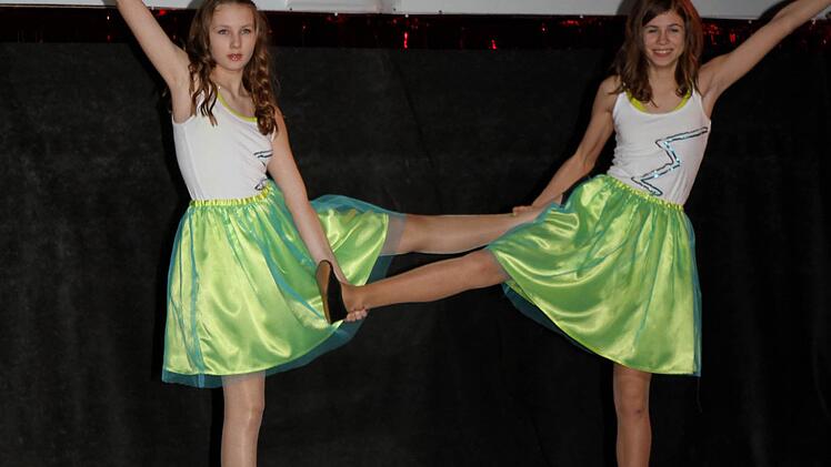 Lorena Hofmann und Hanna Schor zeigten einen Tanz, bei dem Geschicklichkeit und Gleichgewichtssinn gefragt waren. Foto: Günther Geiling