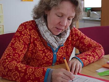 Die Planung läuft: Claudia Ringhoff macht sich Notizen zu den bevorstehenden Veranstaltungen der Pilotregion. Foto: Marco Meißner