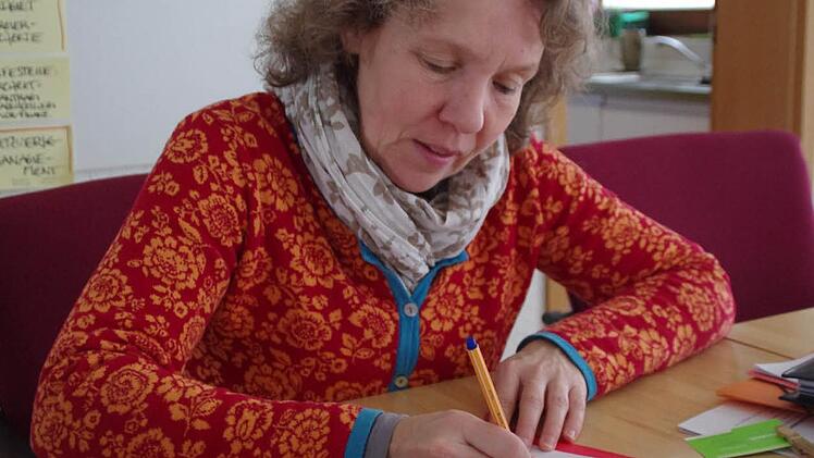 Die Planung läuft: Claudia Ringhoff macht sich Notizen zu den bevorstehenden Veranstaltungen der Pilotregion. Foto: Marco Meißner