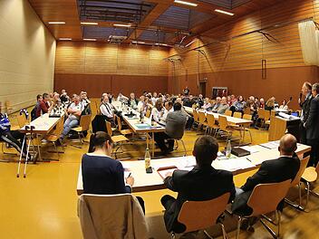 Die Mehrzweckhalle ist nach 35 Jahren dringend sanierungsreif. 6,1 Millionen Euro sollen die Arbeiten kosten. Bürgermeister Helmut Blank erläuterte in der Hauptversammlung des TSV die Pläne.  Foto: Dieter Britz