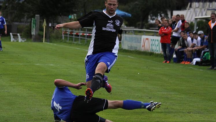 Bernd Audenrieth führte zu dieser Saison die Vierer-Kette bei der SpVgg Muggendorf ein. Eine erfolgreiche Maßnahme: Bislang hat der Tabellen-Zweite der A-Klasse 3 erst drei Gegentore kassiert. Am Samstag geht es für ihn und sein Team um 17 Uhr zum Topspiel zur DJK Willersdorf.  Foto: Uwe Kellner