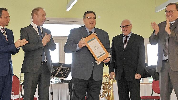 Die Kreisvorstandschaft mit MdL Torsten Glauber, Mathias Kern, dem Geehrten Werner Wolf, Karl Germeroth und Manfred Hümmer Fotos: Freie Wähler