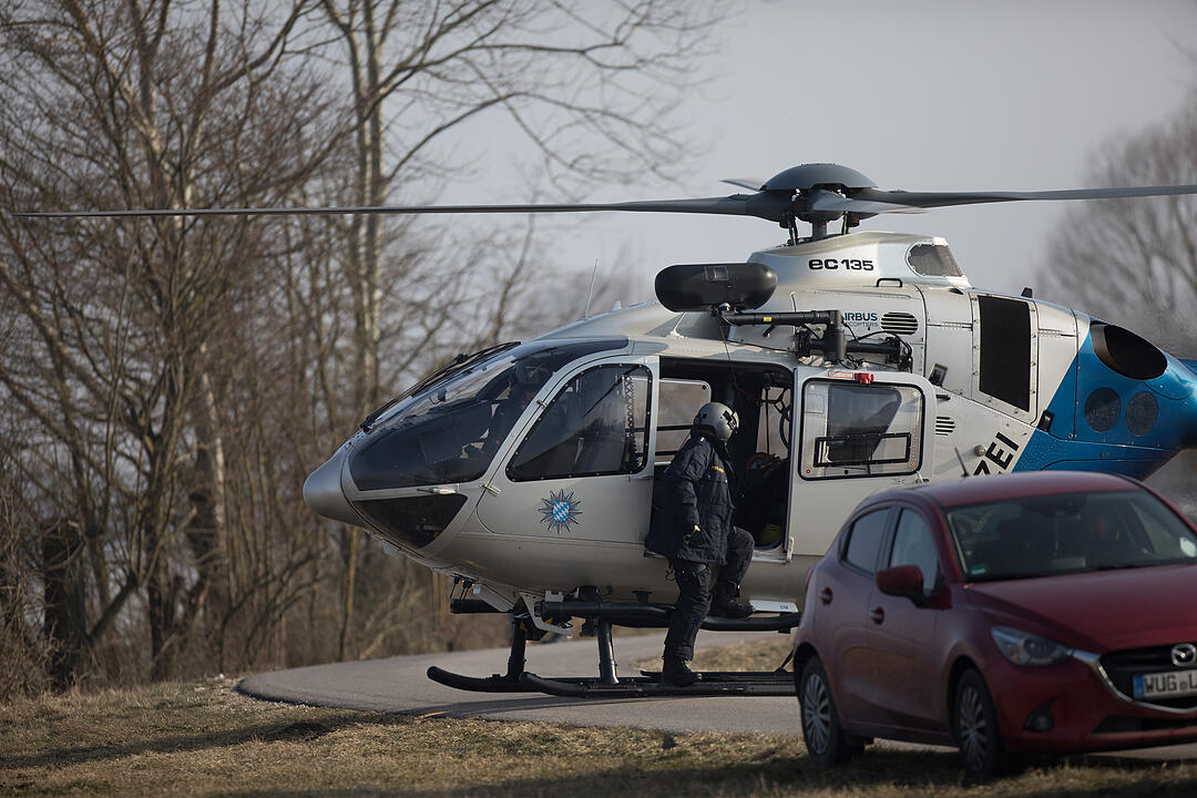 Person bricht in Altmühlsee ein