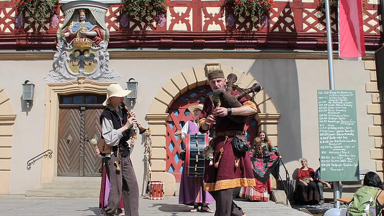 Musiker, Gaukler und Gastronomen werden den Gästen am Wochenende wieder ein kunterbuntes Schauspiel bieten.