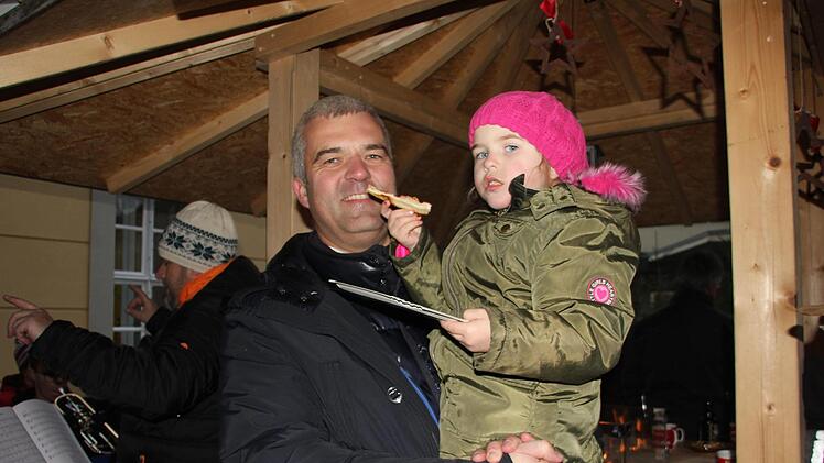 Auch sie waren unter den Besuchern: Ludwigsstadts Bürgermeister Timo Ehrhardt mit Tochter Lotta. Foto: Veronika Schadeck