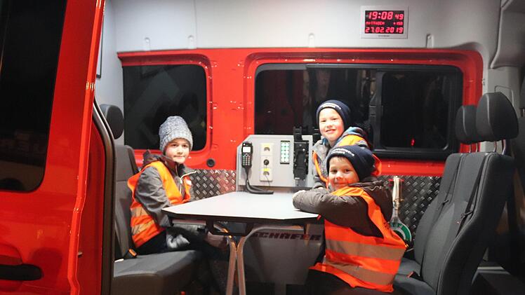 Auch die "Löschflöhe" von der Kinderfeuerwehr sind vom neuen Fahrzeug begeistert.    Foto: Johanna Blum