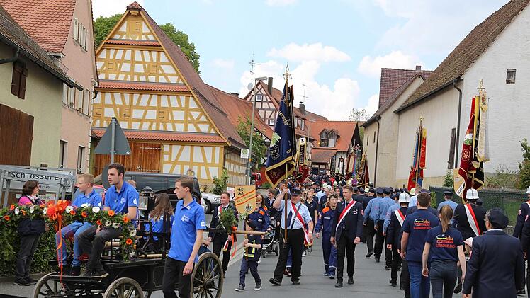 Der Festzug vor historischer Kulisse Foto: Franz Galster