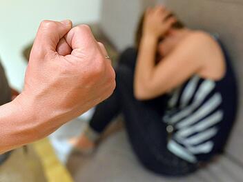 Leider alltäglich: Gewalt an Frauen, hier dargestellt auf einem Symbolfoto. Foto: Maurizio Gambarini/dp
