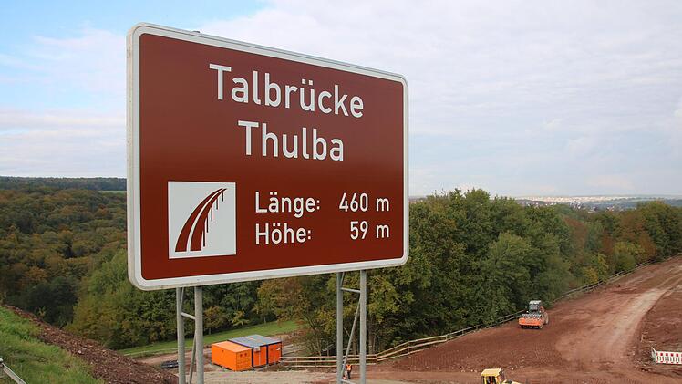 Seit kurzem laufen die Bauarbeiten zur Erneuerung der Autobahnbrücke übers Thulbatal.  Foto: Ralf Ruppert