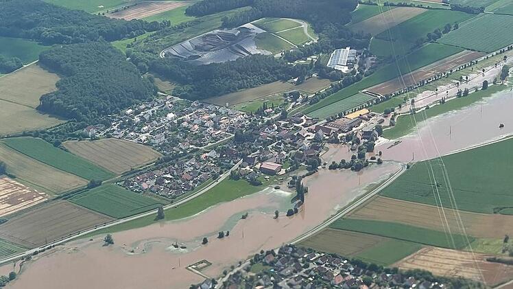 Hochwasser in Veitsbronn: Feuerwehr im Einsatz