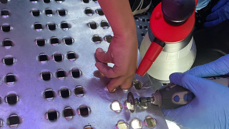 W&uuml;rzburg: Bub steckt auf Kiliani-Volksfest mit Finger in Fahrgesch&auml;ft fest - Feuerwehr r&uuml;ckt mit "verschiedenen S&auml;gen" an