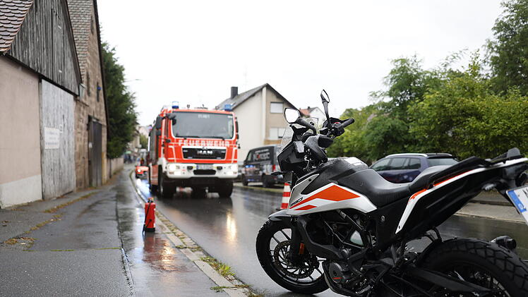 Motorrad driftet in Gegenverkehr ab: Zwei Verletzte nach Crash in Ortsdurchfahrt