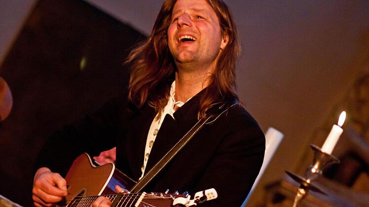 Liedermacher mit christlicher Botschaft und einem Faible für Kerzenleuchter: Andy Lang gastiert in der Coburger Morizkirche. Foto: Jochen Berger
