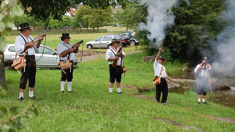Die Böllerschützen leiteten das Jubiläum ein.