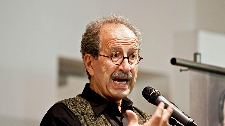 Rafik Schami bei seinem Auftritt im Pfarrsaal von St. Augustin.Foto: Jochen Berger