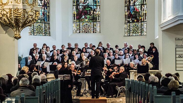 Die Sängervereinigung Bad Rodach, der Stadtkantorei und das Collegium musicum Hildburghausen führten gemeinsam das Oratorium "Golgatha" in der Johanniskirche der Kurstadt auf. Foto: Jochen Berger