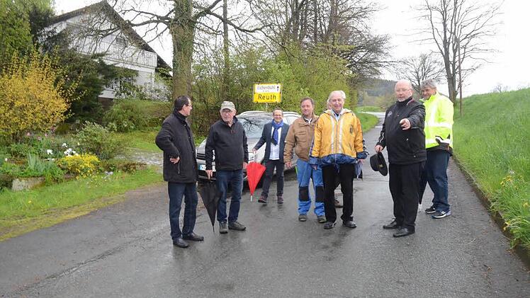Zwischen Reuth und Eichenbühl wird sich demnächst einiges tun. Neben einer neuen Wasserleitung wird auch gleich die ohnehin schon im schlechten Zustand befindliche Ortsverbindungsstraße saniert. Die Mitglieder des Bauausschusses machten sich vor der jüngsten Sitzung ein Bild vor Ort. Bauamtsleiter Jürgen Fenner und Bürgermeister Egon Herrmann (von rechts) erörterten die Vorgehensweise.  Foto: K.-H. Hofmann