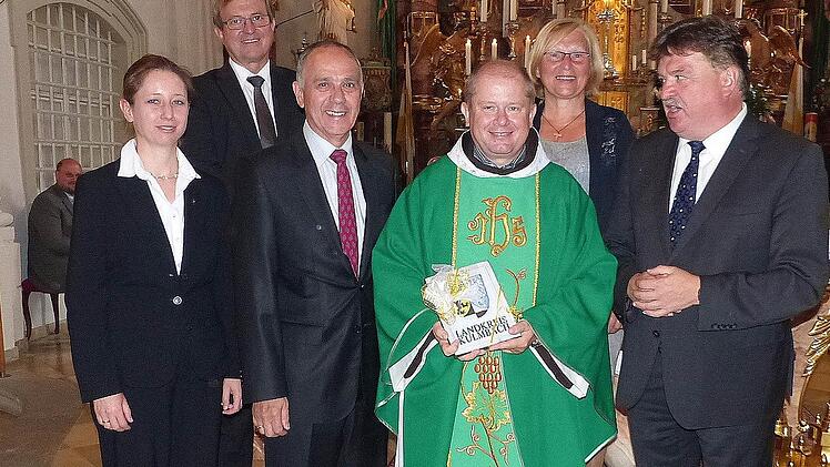 Auch Pfarrerin Susanne Sahlmann, Pfarrgemeinderatsvorsitzender Oswald Purucker (Marienweiher), der Marktleugaster Bürgermeister Franz Uome, Pfarrgemeinderatsvorsitzende Irmgard Holhut (Kupferberg) und Landrat Klaus Peter Söllner (von links) nahmen Abschied.