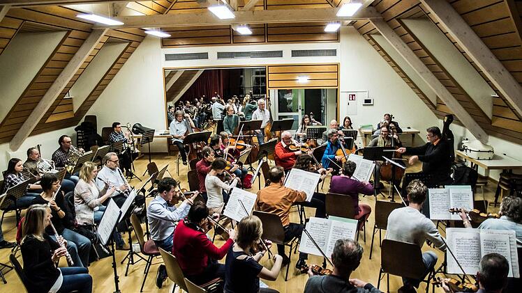 Das Orchester der Gesellschaft der Musikfreunde Neustadt probt für sein Sinfoniekonzert, das am 1. April in der Mehrzweckhalle stattfindet.Foto: Jochen Berger