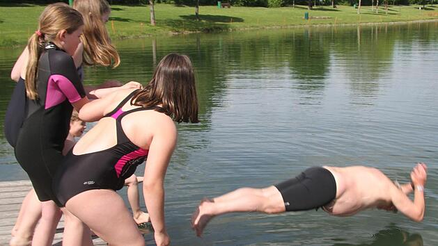 Die Badesaison am Oberauhof ist er&ouml;ffnet: Walter Feyer und einige unerschrockene Schwimmer trauten sich ins k&uuml;hle Nass. Foto: Sonny Adam