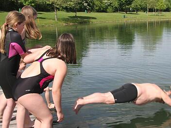 Die Badesaison am Oberauhof ist eröffnet: Walter Feyer und einige unerschrockene Schwimmer trauten sich ins kühle Nass. Foto: Sonny Adam