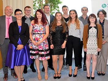 Ralf Ludewig (links), Handelsverbands-Bezirksvorsitzender und Schulleiterin Karin Maywald (rechts) überreichten an die Einserabsolventen die Staatspreise.  Foto: Peter Rauch