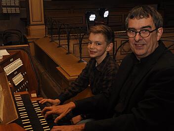 Das nennt man Teamwork: Der Meister und sein Schüler. Kirchenmusikdirektor Jörg Wöltche und sein Registrant Johann Ruppert beim Konzert zum 500. Jahrestag der Reformation in der Erlöserkirche. Peter Klopf