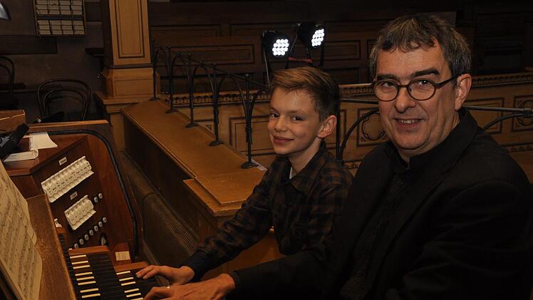 Das nennt man Teamwork: Der Meister und sein Schüler. Kirchenmusikdirektor Jörg Wöltche und sein Registrant Johann Ruppert beim Konzert zum 500. Jahrestag der Reformation in der Erlöserkirche. Peter Klopf
