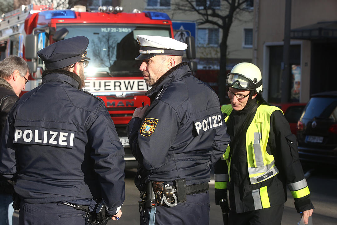 Wohnungsbrand in Nürnberg: Feuerwehr rettet Bewohner mit Drehleiter