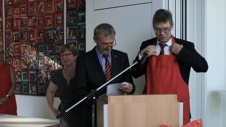 Der Pfarrer wird zum Abschied beschenkt. Foto: Maria L&ouml;ffler