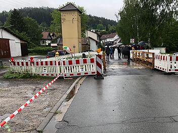 Was ist machbar, um den breiteren Ersatzneubau der Altenhofer Brücke an die Hergramsdorfer Straße anzubinden? Davon machten sich die Weitramsdorfer Gemeinderäte vor ihrer Sitzung am Montagabend vor Ort ein Bild. Foto: Bettina Knauth