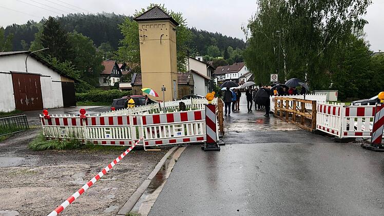 Was ist machbar, um den breiteren Ersatzneubau der Altenhofer Brücke an die Hergramsdorfer Straße anzubinden? Davon machten sich die Weitramsdorfer Gemeinderäte vor ihrer Sitzung am Montagabend vor Ort ein Bild. Foto: Bettina Knauth