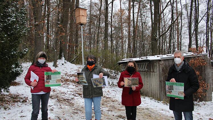Die Stadtbiologin Rotraud Krüger, Biologin Bettina Cordes, Landschaftsarchitektin Reinhilde Steinmetz und Oberbürgermeister Uwe Kirschstein sind zufrieden.  Foto: Vera Schiller