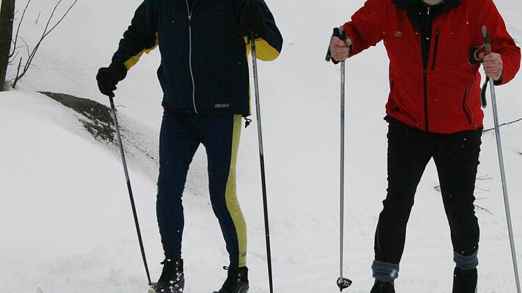 Mal sehen, ob die Loipen perfekt sind: Obmann Karl Schoger und sein Kassierer Helmut Bürgermachen die Probe aufs Exempel. Beide sind passionierte Langläufer