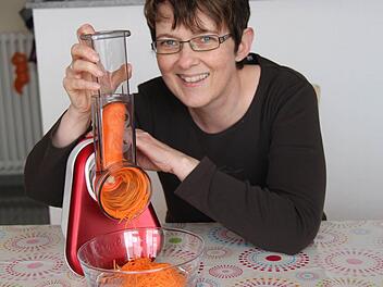 Martina Straub beim Gemüse-Reiben. Foto: Anna Straub