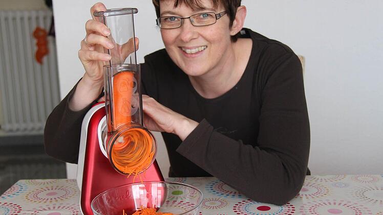 Martina Straub beim Gemüse-Reiben. Foto: Anna Straub