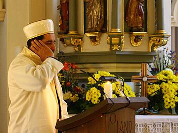 Ein nicht alltäglicher Anblick: Ibrahim Kefci, der Hodscha der Türkischen Gemeinde Kulmbach, beim Gebetsruf vor dem Altar der Spitalkirche. Foto: Katrin Geyer