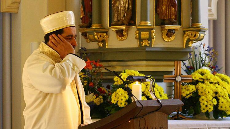 Ein nicht alltäglicher Anblick: Ibrahim Kefci, der Hodscha der Türkischen Gemeinde Kulmbach, beim Gebetsruf vor dem Altar der Spitalkirche. Foto: Katrin Geyer